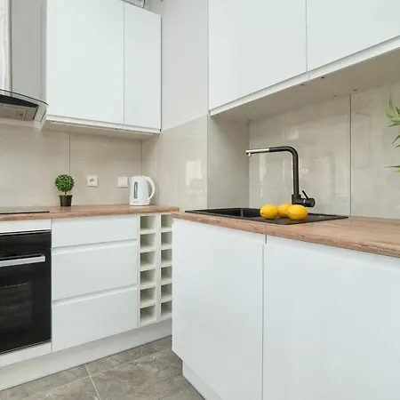 Z Parkingiem W Lodzi Przy Parku Rejtana By Renters *