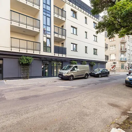 Z Parkingiem W Lodzi Przy Parku Rejtana By Renters Lodž